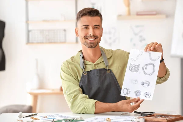 Homme Créateur Bijoux Avec Des Croquis Travail Dans Bureau — Photo