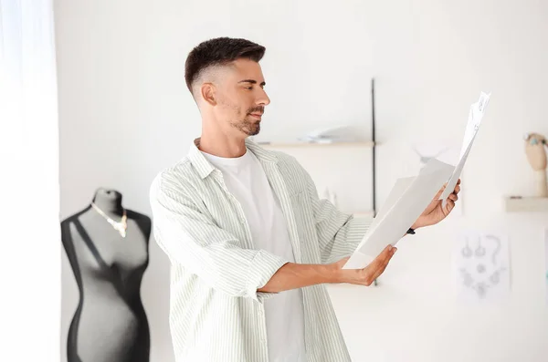 Homme Créateur Bijoux Avec Des Croquis Travail Dans Bureau — Photo