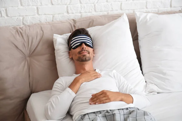 Retrato Hombre Joven Máscara Del Sueño Cama Dormitorio — Foto de Stock