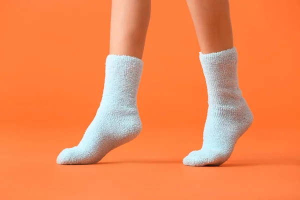 Nogi Młodej Kobiety Skarpetkach Kolorowym Tle — Zdjęcie stockowe