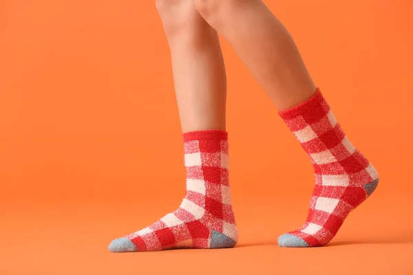 Beine Der Jungen Frau Socken Auf Farbigem Hintergrund — Stockfoto