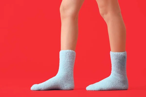 Beine Der Jungen Frau Socken Auf Farbigem Hintergrund — Stockfoto