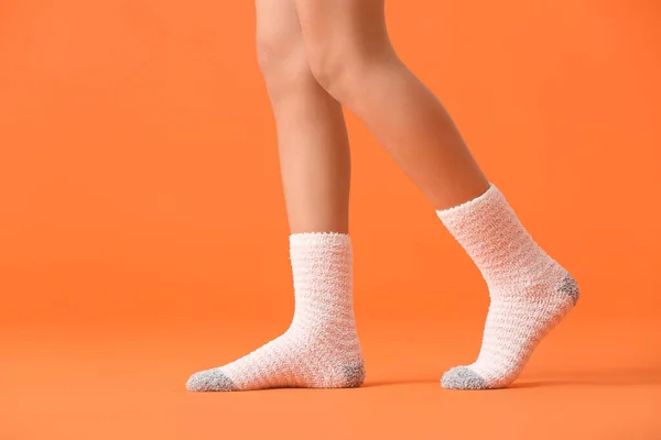 Ноги Молодої Жінки Шкарпетках Кольоровому Фоні — стокове фото