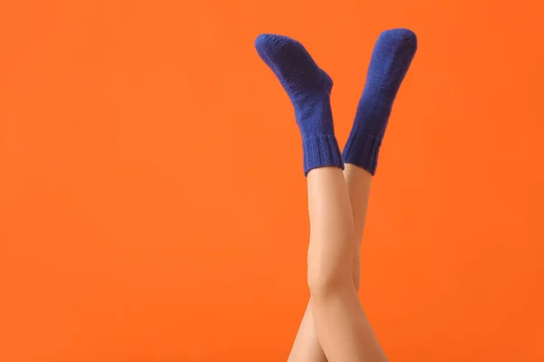 Las Piernas Mujer Joven Los Calcetines Sobre Fondo Color — Foto de Stock