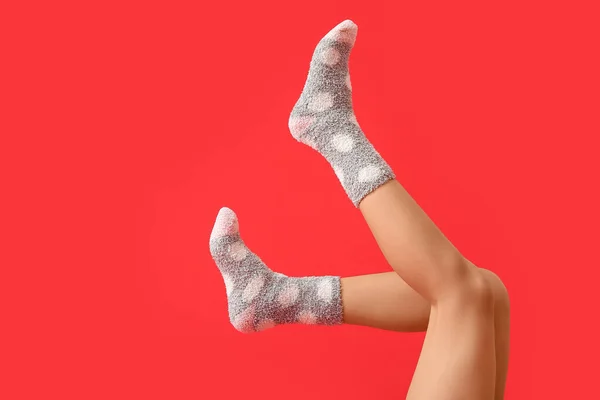 Nogi Młodej Kobiety Skarpetkach Kolorowym Tle — Zdjęcie stockowe