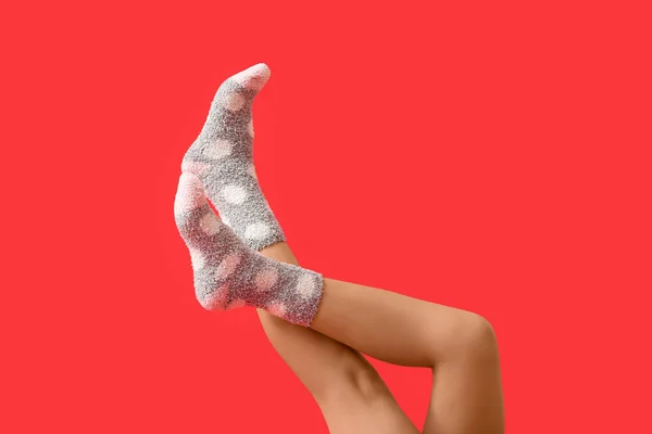 Beine Der Jungen Frau Socken Auf Farbigem Hintergrund — Stockfoto
