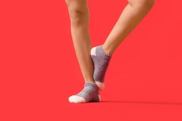 Nohy Mladé Ženy Ponožkách Barevném Pozadí — Stock fotografie