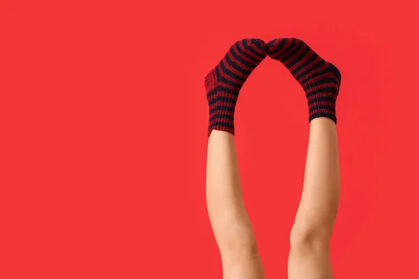 Las Piernas Mujer Joven Los Calcetines Sobre Fondo Color — Foto de Stock