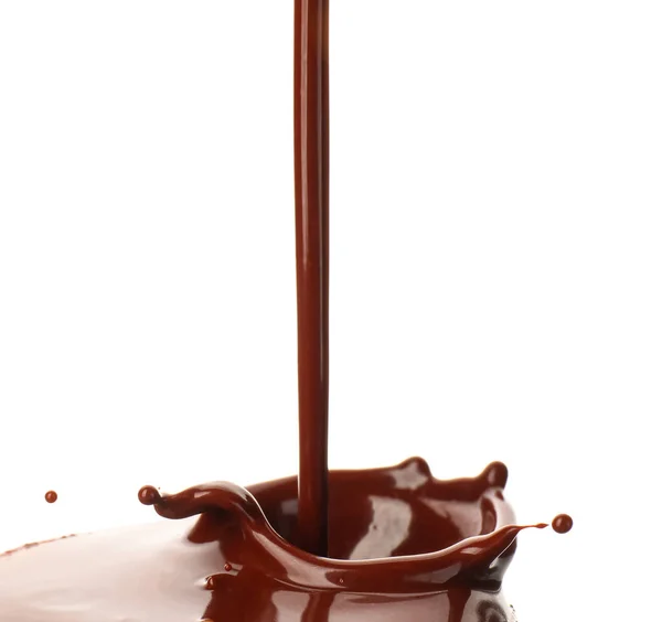 Beyaz Arka Planda Bardağa Sıcak Çikolata Dökülüyor — Stok fotoğraf