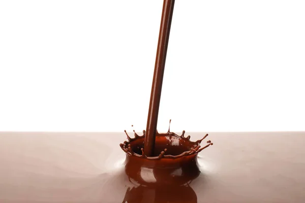 Varm Hälla Choklad Med Stänk Vit Bakgrund — Stockfoto