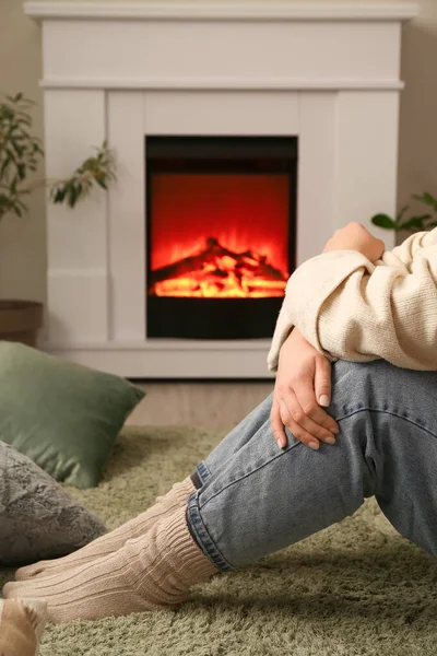 Woman Sitting Fireplace Home — Stock Photo, Image