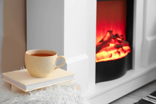 Tasse Tee Der Nähe Von Elektrischen Kamin — Stockfoto