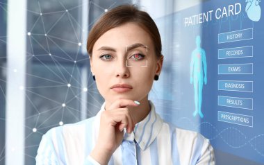 Göz taraması ve klinikte elektronik hasta kaydı olan genç bir kadın. Tıpta yenilikçi teknolojiler