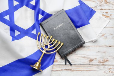 İsrail bayrağı, kutsal İncil ve ahşap arka planda menorah