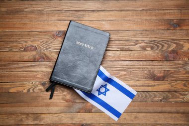 Kutsal İncil ve İsrail bayrağı ahşap arka planda