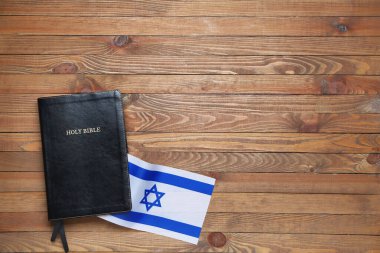 Kutsal İncil ve İsrail bayrağı ahşap arka planda