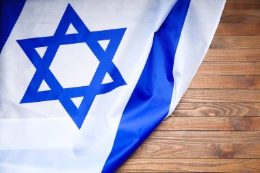 Tahta arka planda İsrail bayrağı