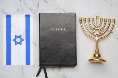 İsrail bayrağı, kutsal kitap ve ışık arka planında menorah