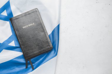 Işık arka planında İsrail 'in kutsal İncil ve bayrağı