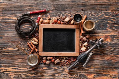 Nargile parçaları ve tahta arka planda fındıklar.