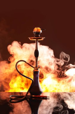 Koyu arka plan üzerinde duman ile Nargile