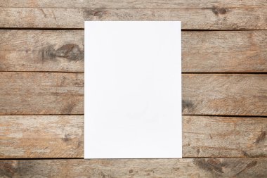Ahşap zemin üzerinde boş kağıt sayfa