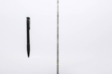 Ahşap zemin üzerinde boş kağıt çarşaflar ve kalem, yakın plan