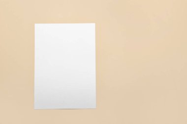 Renk arkaplanı üzerine boş kağıt sayfası