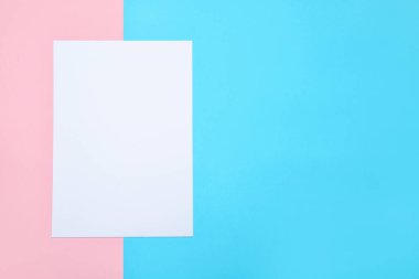 Renk arkaplanı üzerine boş kağıt sayfası
