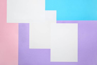 Renk arkaplanı üzerindeki boş kağıt sayfaları