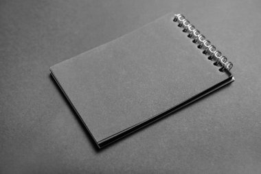 Koyu arkaplanda stil defteri