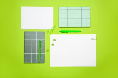 Renk arkaplanı üzerinde boş kağıt kağıtları ve durağan bileşimi