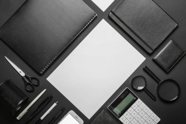 Koyu arkaplan üzerinde boş kağıt sayfa ve durağan bileşimi