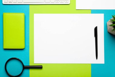 Renk arkaplanı üzerinde boş kağıt sayfa ve durağan bileşimi