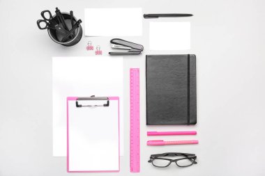 Beyaz zemin üzerinde boş kağıt sayfa ve durağan bileşimi