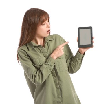 Beyaz arka planda e-okuyucusu olan genç bir kadın.