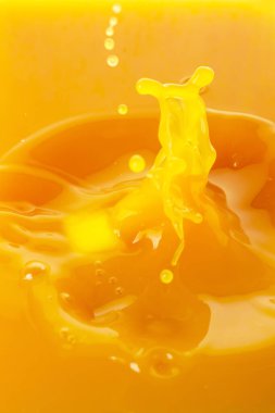 Bir tutam taze mango suyu.