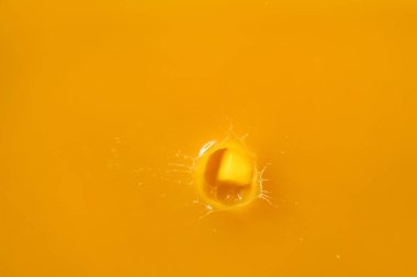 Bir tutam taze mango suyu.