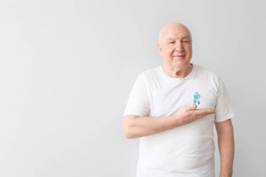 Arka planda mavi kurdeleli son sınıf öğrencisi. Prostat kanseri farkındalığı