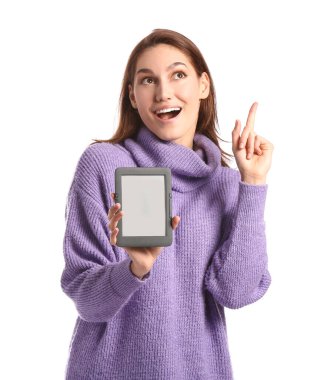 Beyaz arka planda e-okuyucusu olan genç bir kadın.