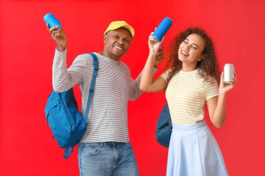 Renkli gazozlu Afro-Amerikalı çift