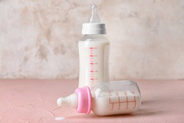 Bebek sütü formülü şişeleri masada.