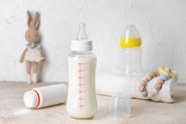 Bebek ve aksesuarlar için bir şişe süt.