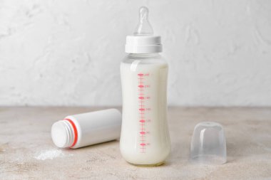 Bebek ve pudra için bir şişe süt.