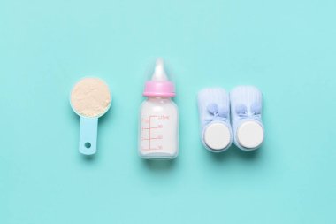 Bebek sütü formülü ve renkli arka planda popolar.