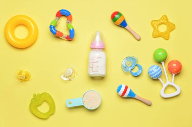 Bebek sütü formülü ve renk arka planında aksesuarlar