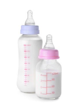 Beyaz arka planda bebek için bir şişe süt