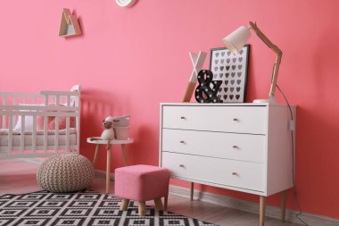 Rahat yatağı ve çekmeceleri olan modern çocuk odası.