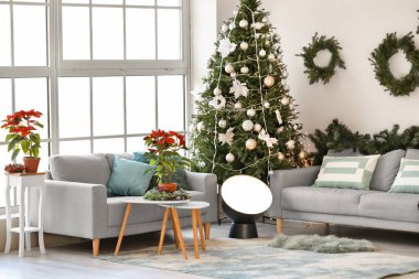 Noel için dekore edilmiş oturma odasının içi.