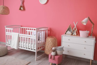 Rahat yatağı ve çekmeceleri olan modern çocuk odası.